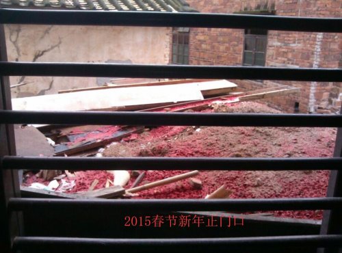 5.2015年春节垃圾杂物堵门的正门口.jpg