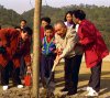 !!1992年1月22日，在深圳仙湖植物园，邓小平同志在湖边亲手植下了一株高山榕树。.jpg