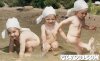 三个裸女在戏水.jpg