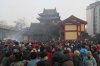 1月26日，南京市民排队领取毗卢寺派送的腊八粥.jpg